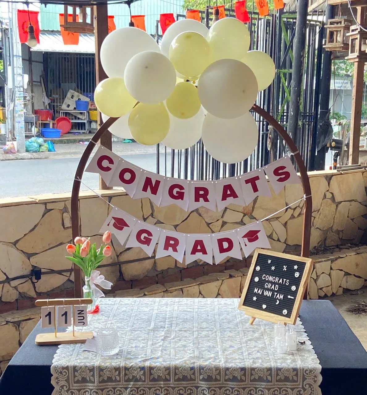 Bàn tiệc tốt nghiệp (Congrats Grad) tông màu vàng trắng tại Chi Nhánh 2