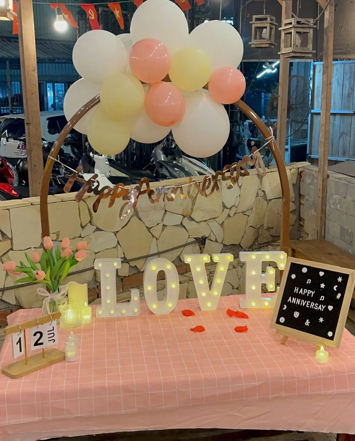 Bàn tiệc kỷ niệm ngày cưới (Happy Anniversary) tại Chi Nhánh 2