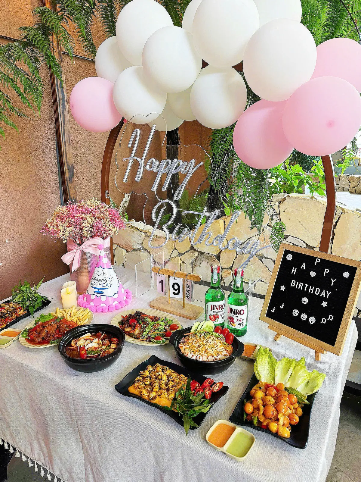 Bàn tiệc sinh nhật đầy đủ món ăn tại không gian ngoài trời Chi Nhánh 5