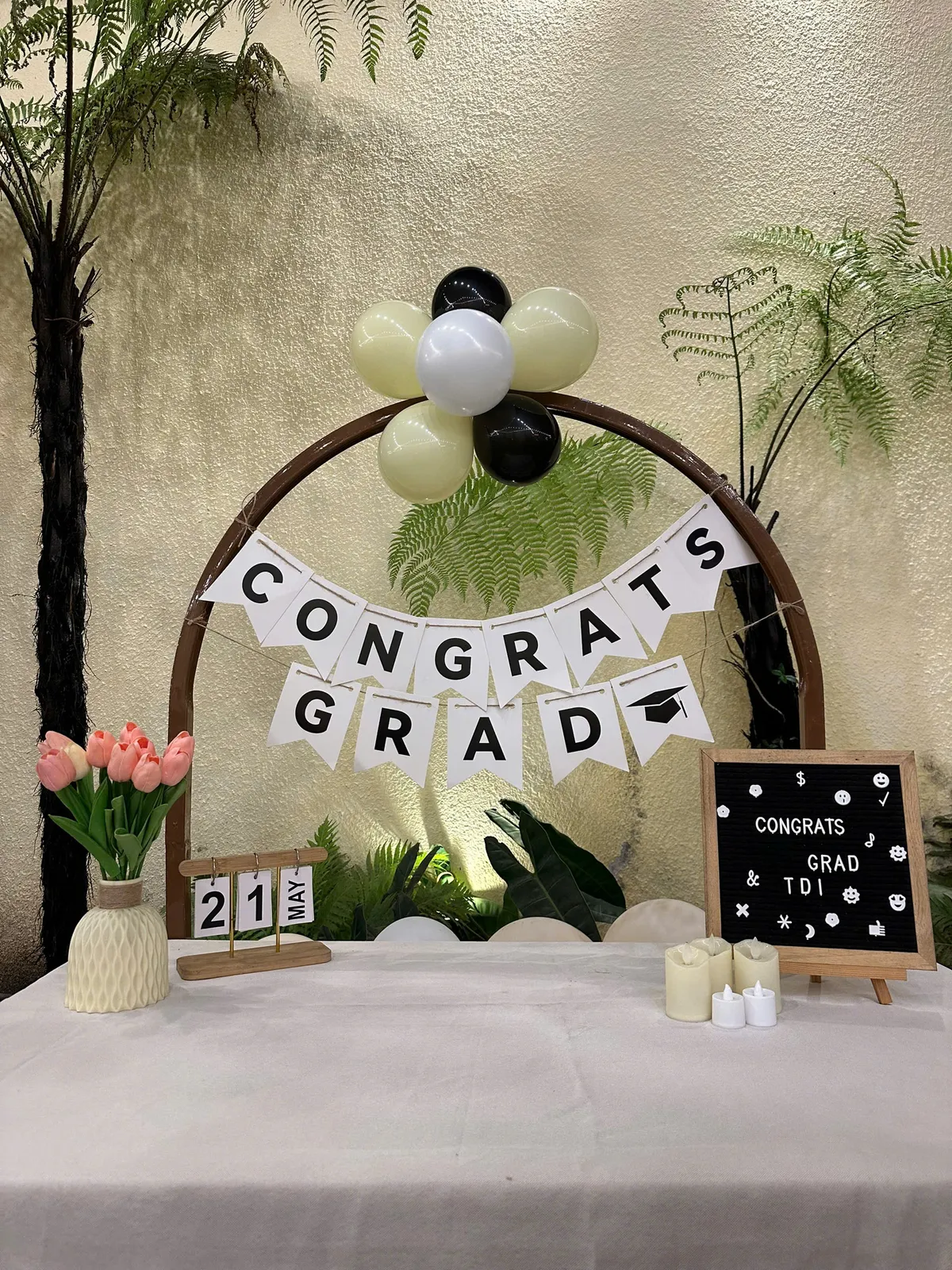 Trang trí tiệc tốt nghiệp (Congrats Grad) phong cách lá xanh tại Chi Nhánh 5